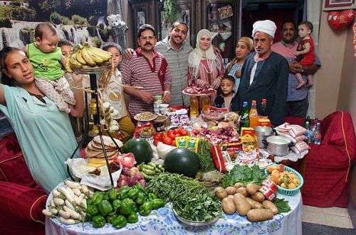 Uma demonstração da dieta alimentar de famílias pelo mundo, a disponibilidade de alimentos e a despesa com comida, em 1 semana. Egito